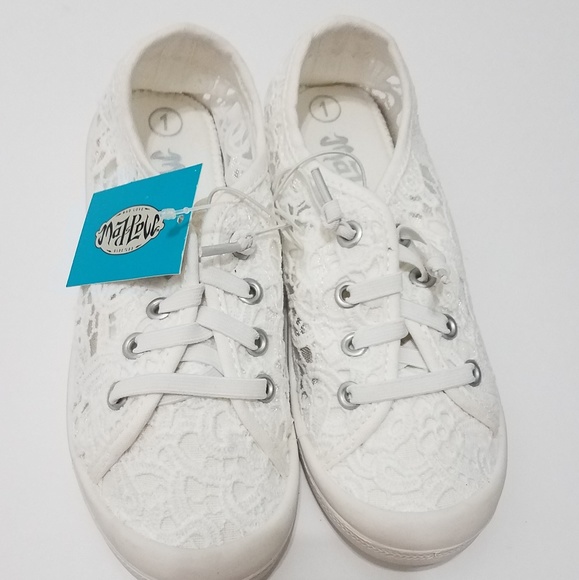 white lace canvas shoes